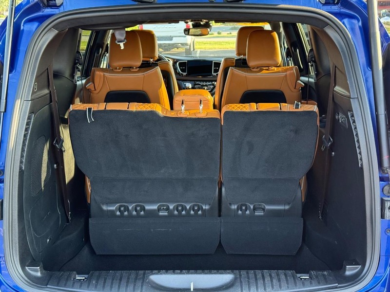 Chrysler Pacifica Vehicle Full-screen Gallery Image 07