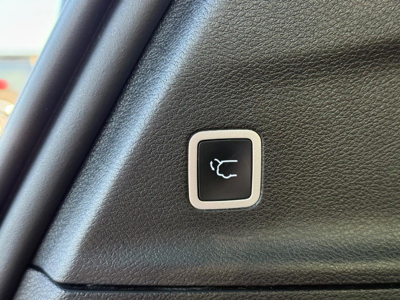 Chrysler Pacifica Vehicle Full-screen Gallery Image 08