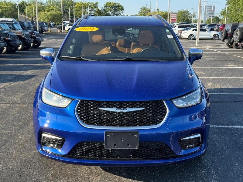 Chrysler Pacifica Vehicle Full-screen Gallery Image 10