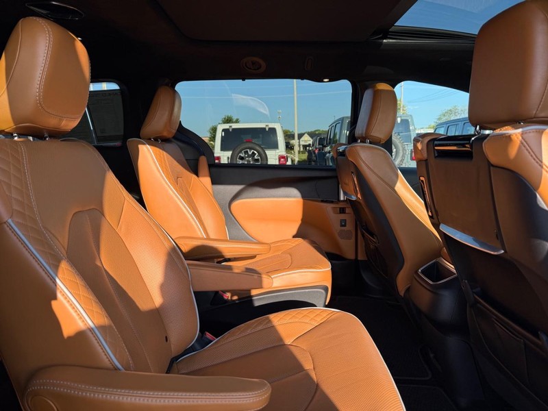 Chrysler Pacifica Vehicle Full-screen Gallery Image 11