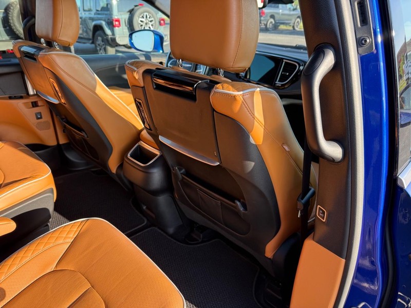 Chrysler Pacifica Vehicle Full-screen Gallery Image 12