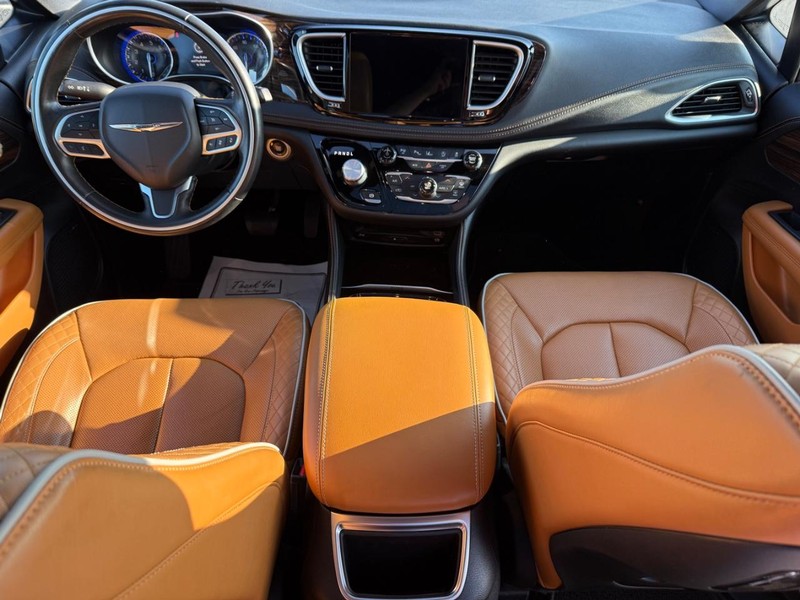 Chrysler Pacifica Vehicle Full-screen Gallery Image 15