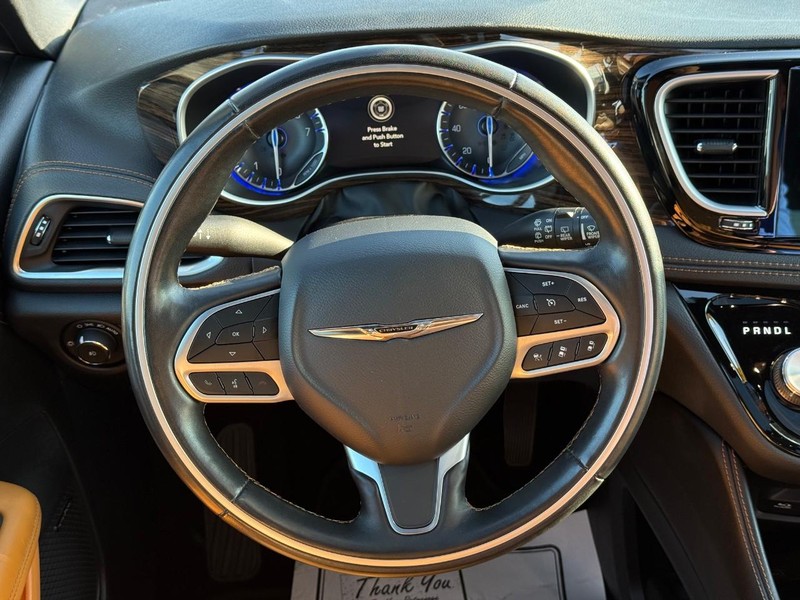 Chrysler Pacifica Vehicle Full-screen Gallery Image 16