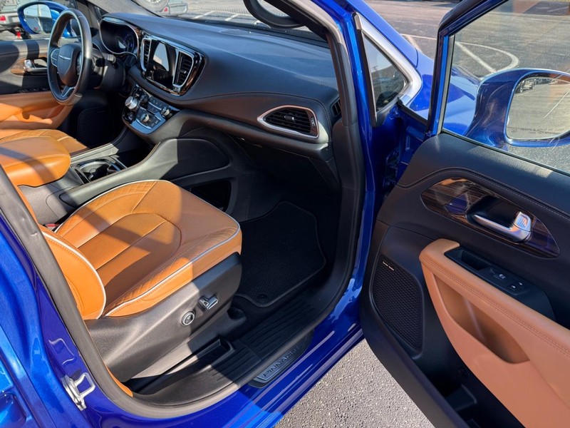 Chrysler Pacifica Vehicle Full-screen Gallery Image 17