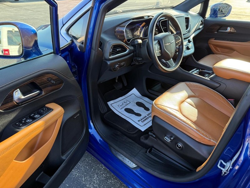 Chrysler Pacifica Vehicle Full-screen Gallery Image 19