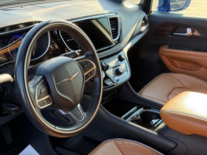 Chrysler Pacifica Vehicle Full-screen Gallery Image 21