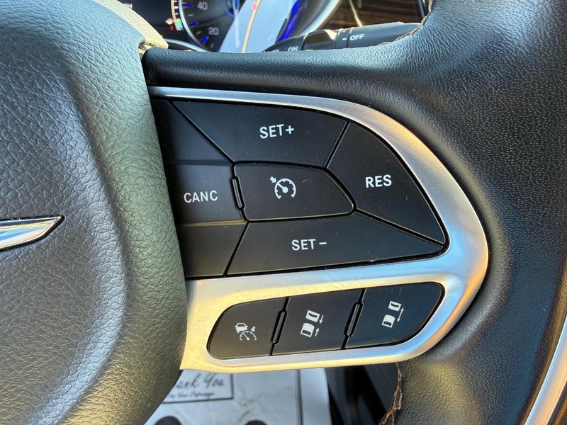 Chrysler Pacifica Vehicle Full-screen Gallery Image 22
