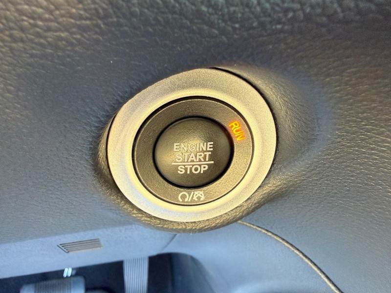 Chrysler Pacifica Vehicle Full-screen Gallery Image 23