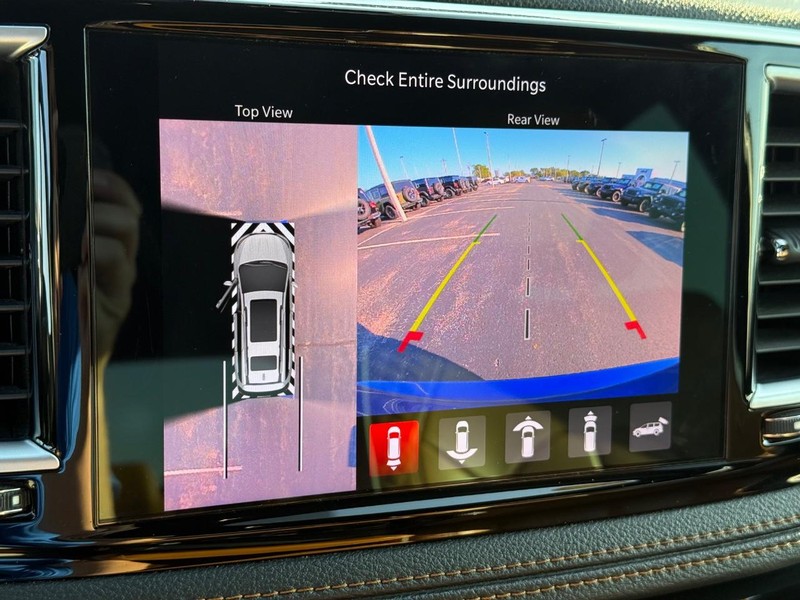 Chrysler Pacifica Vehicle Full-screen Gallery Image 25