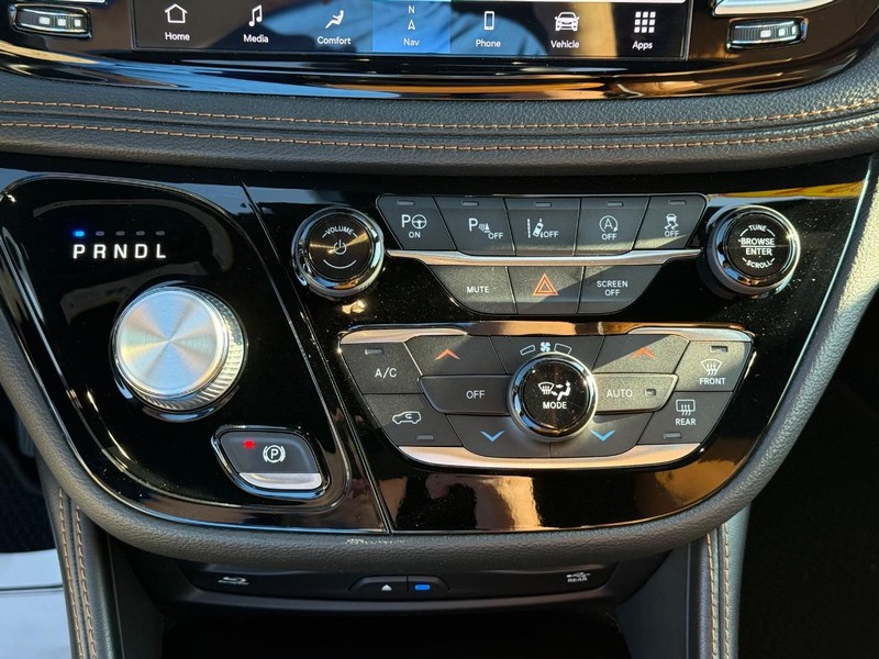 Chrysler Pacifica Vehicle Full-screen Gallery Image 26