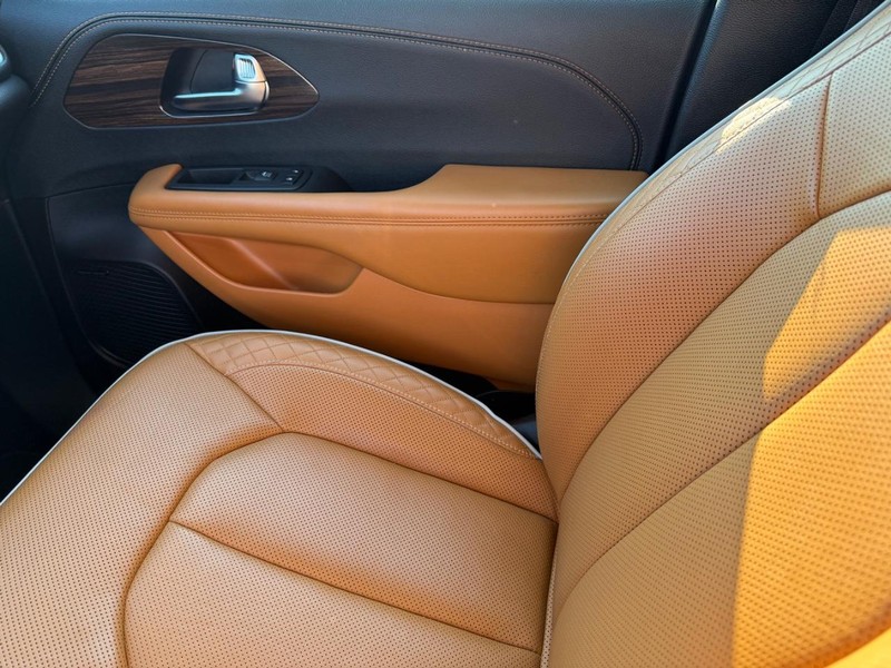 Chrysler Pacifica Vehicle Full-screen Gallery Image 28