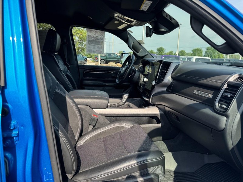 Ram 1500 Vehicle Full-screen Gallery Image 17