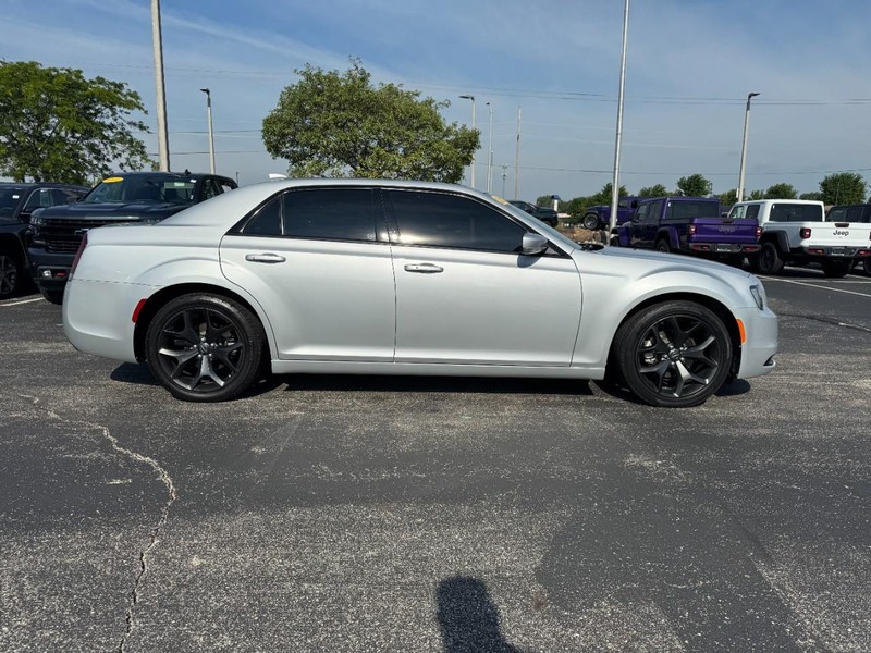 Chrysler 300 Vehicle Full-screen Gallery Image 2