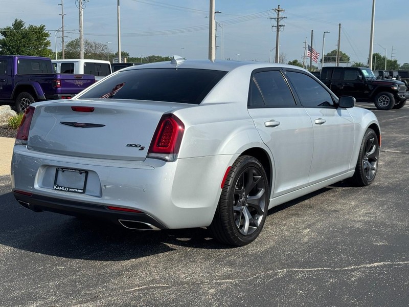 Chrysler 300 Vehicle Full-screen Gallery Image 3