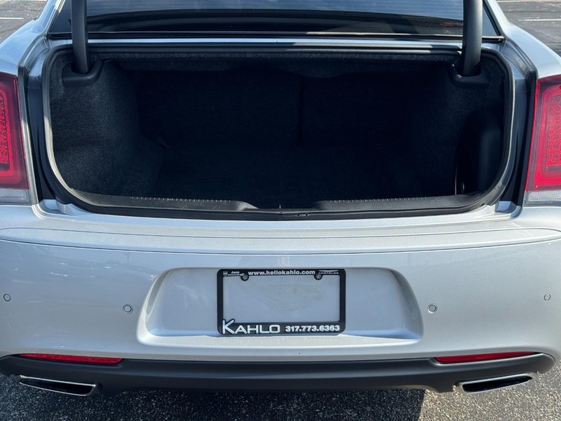 Chrysler 300 Vehicle Full-screen Gallery Image 4