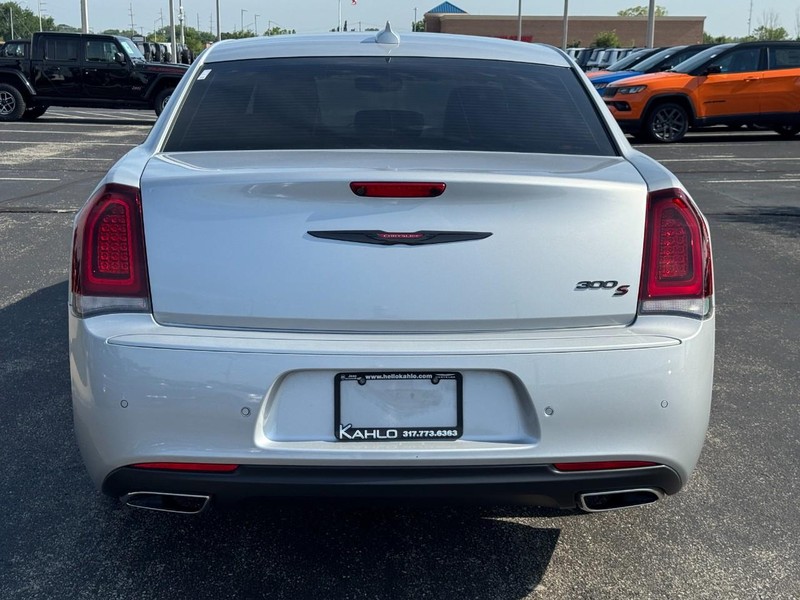 Chrysler 300 Vehicle Full-screen Gallery Image 5
