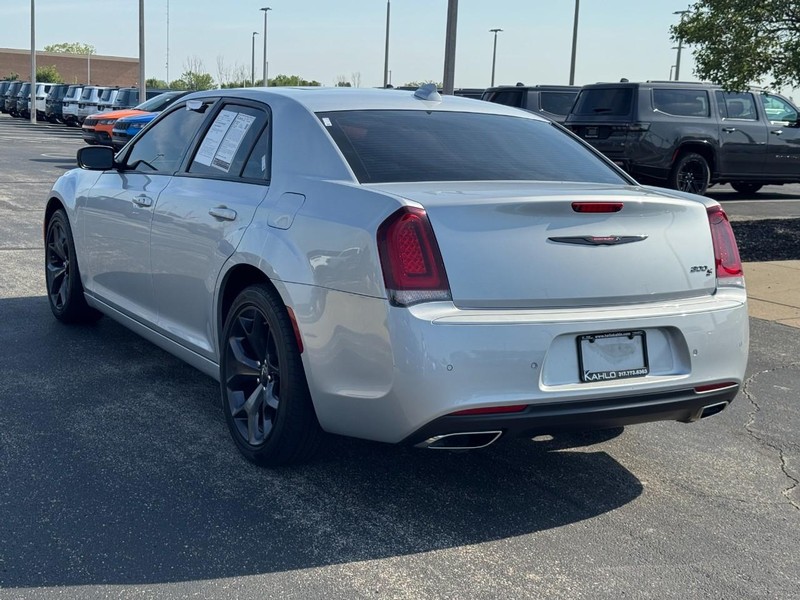 Chrysler 300 Vehicle Full-screen Gallery Image 6