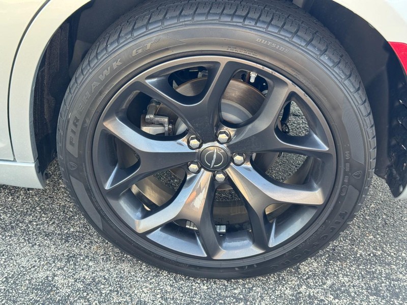 Chrysler 300 Vehicle Full-screen Gallery Image 7