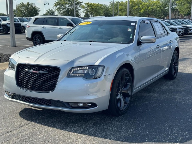 Chrysler 300 Vehicle Full-screen Gallery Image 9