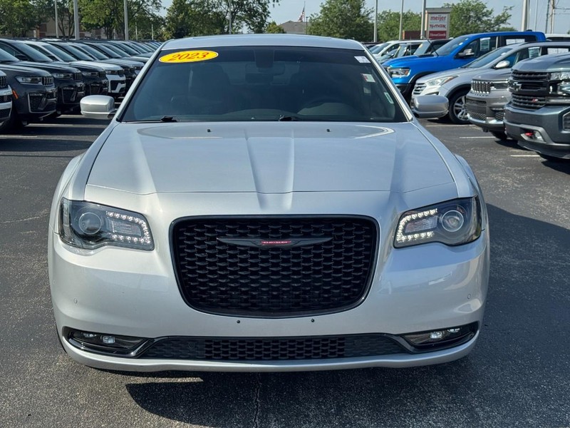 Chrysler 300 Vehicle Full-screen Gallery Image 10