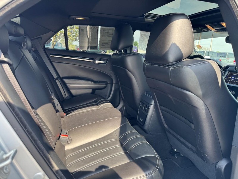 Chrysler 300 Vehicle Full-screen Gallery Image 11