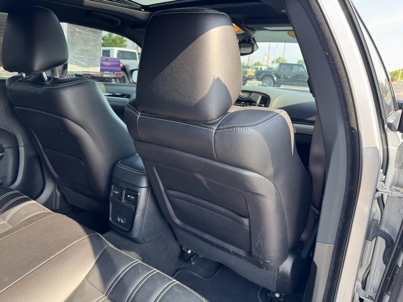 Chrysler 300 Vehicle Full-screen Gallery Image 12