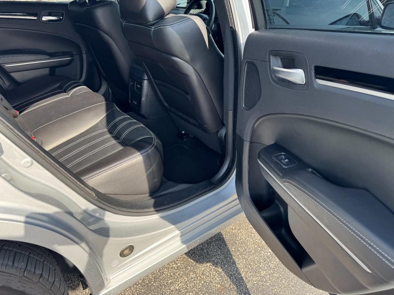 Chrysler 300 Vehicle Full-screen Gallery Image 13
