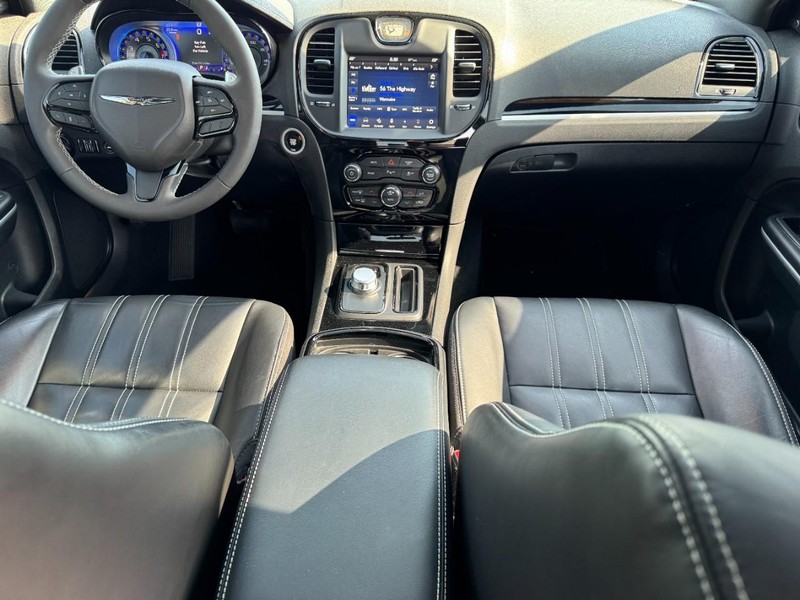 Chrysler 300 Vehicle Full-screen Gallery Image 14