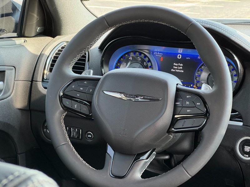 Chrysler 300 Vehicle Full-screen Gallery Image 15