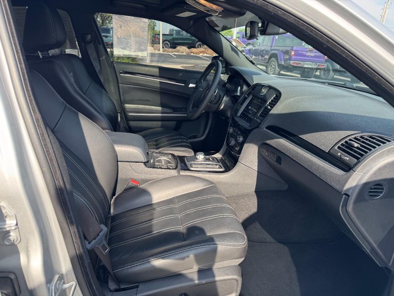 Chrysler 300 Vehicle Full-screen Gallery Image 16