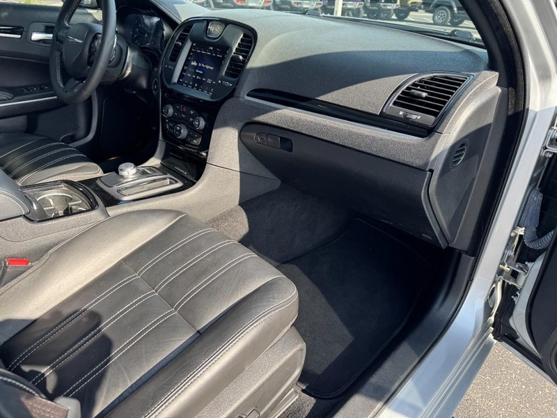 Chrysler 300 Vehicle Full-screen Gallery Image 17