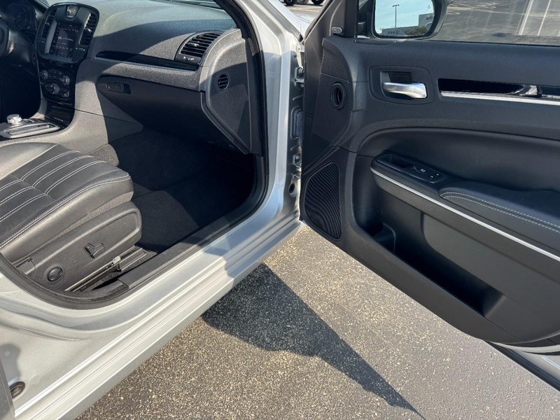 Chrysler 300 Vehicle Full-screen Gallery Image 18