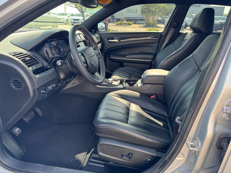 Chrysler 300 Vehicle Full-screen Gallery Image 19