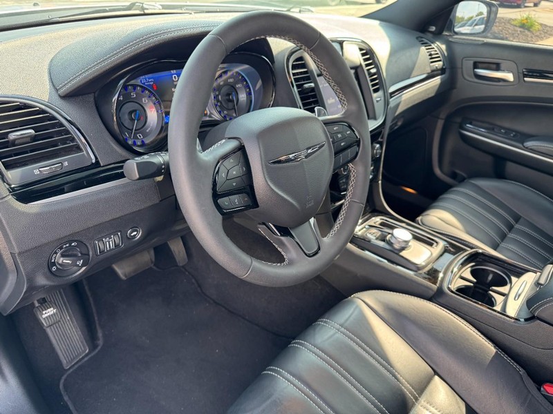 Chrysler 300 Vehicle Full-screen Gallery Image 20
