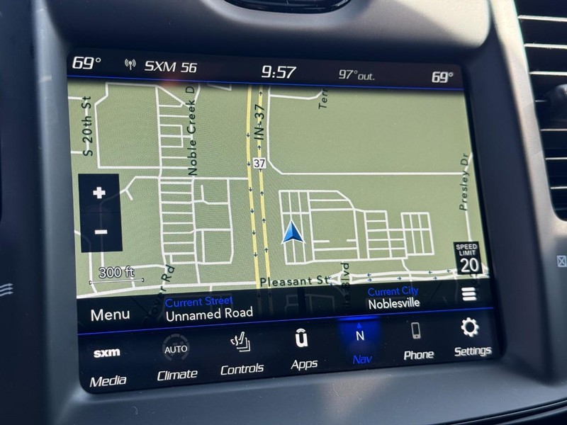 Chrysler 300 Vehicle Full-screen Gallery Image 24