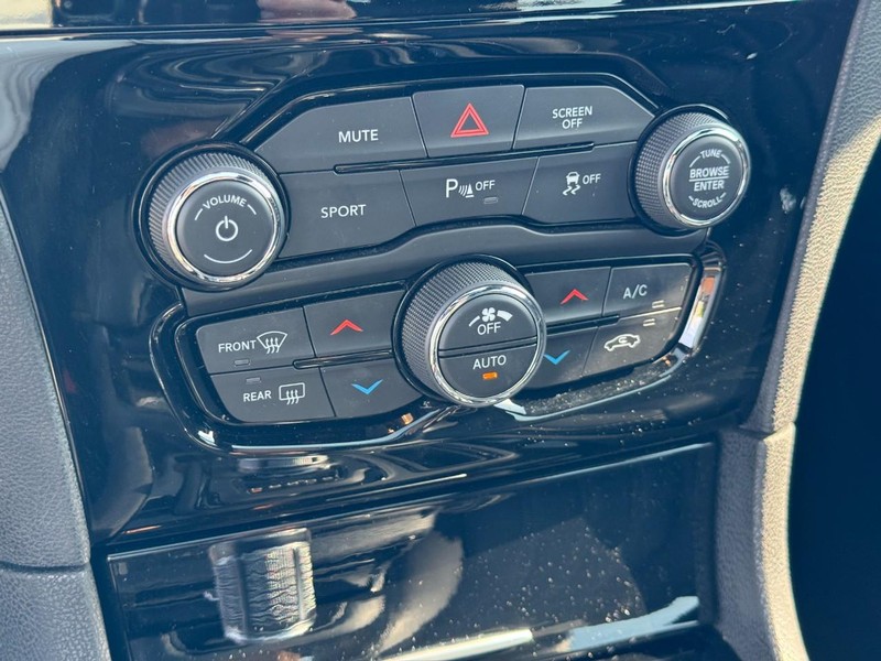 Chrysler 300 Vehicle Full-screen Gallery Image 26