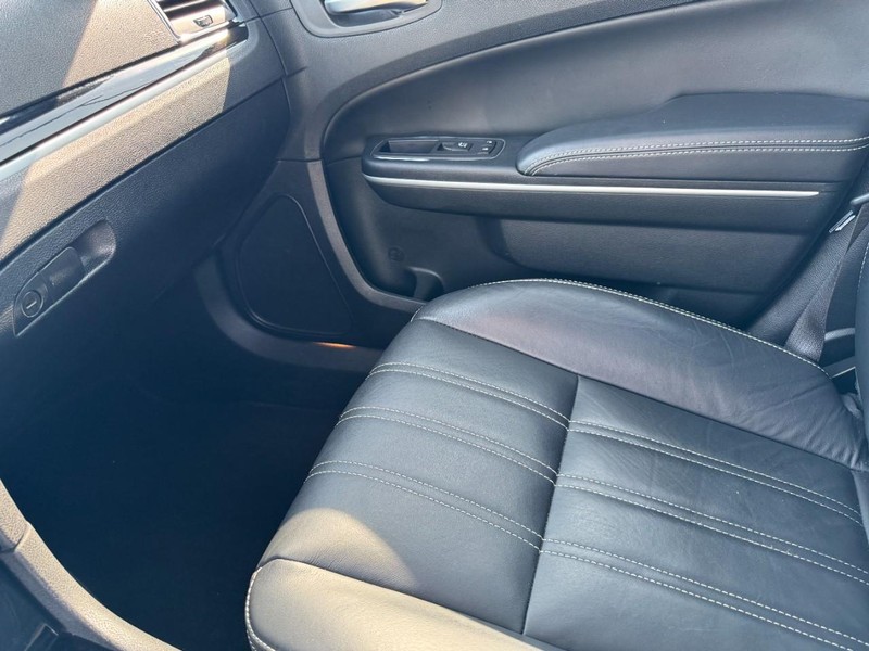 Chrysler 300 Vehicle Full-screen Gallery Image 28