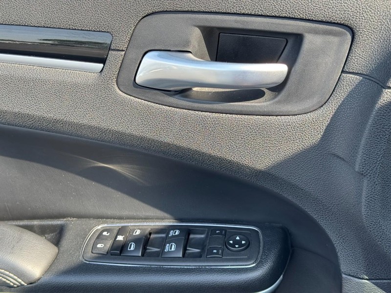 Chrysler 300 Vehicle Full-screen Gallery Image 29