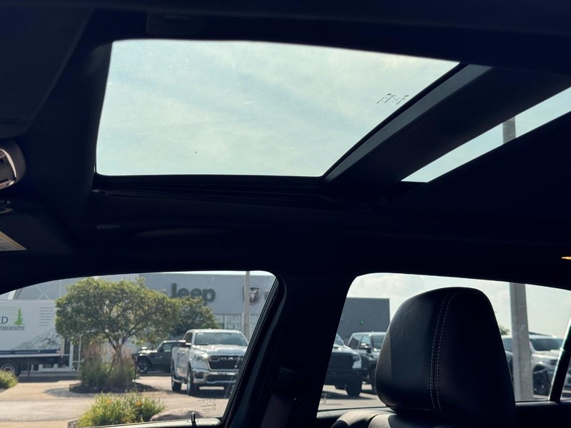 Chrysler 300 Vehicle Full-screen Gallery Image 30