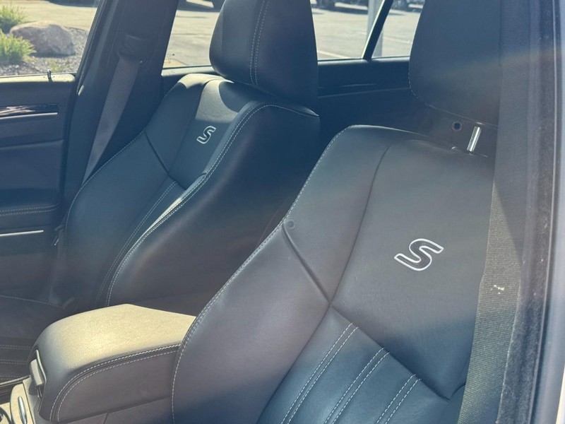 Chrysler 300 Vehicle Full-screen Gallery Image 31