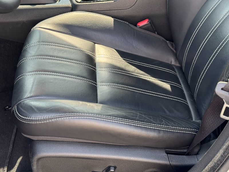 Chrysler 300 Vehicle Full-screen Gallery Image 32