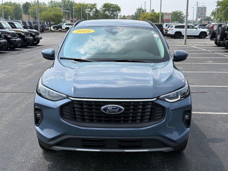 Ford Escape Vehicle Full-screen Gallery Image 10