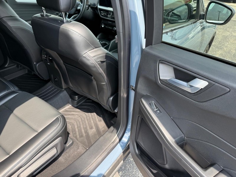 Ford Escape Vehicle Full-screen Gallery Image 12