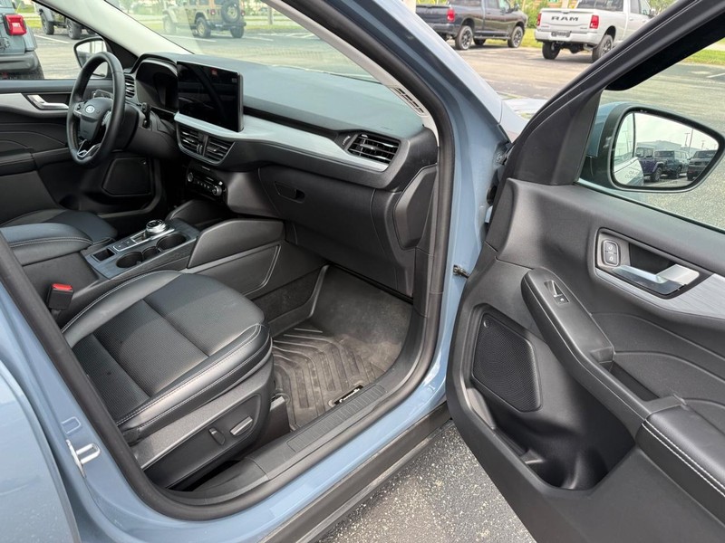 Ford Escape Vehicle Full-screen Gallery Image 15