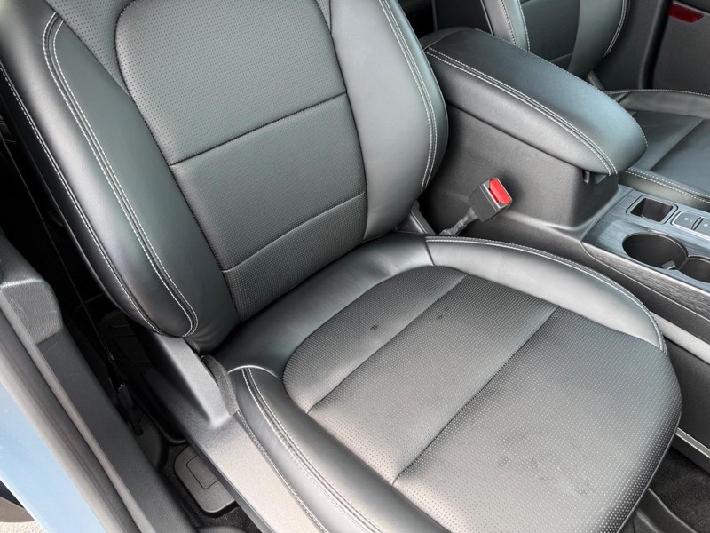 Ford Escape Vehicle Full-screen Gallery Image 16