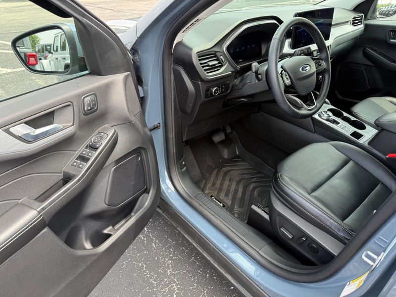 Ford Escape Vehicle Full-screen Gallery Image 17