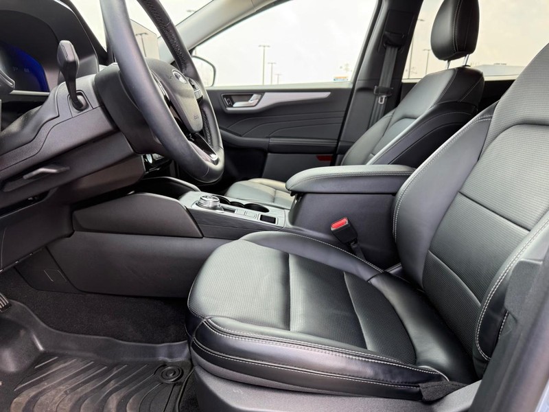 Ford Escape Vehicle Full-screen Gallery Image 18