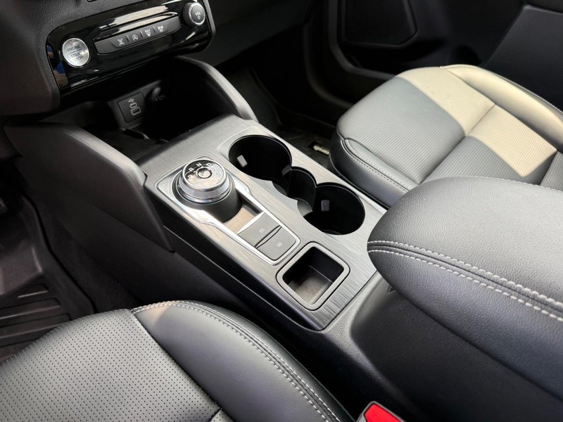 Ford Escape Vehicle Full-screen Gallery Image 26