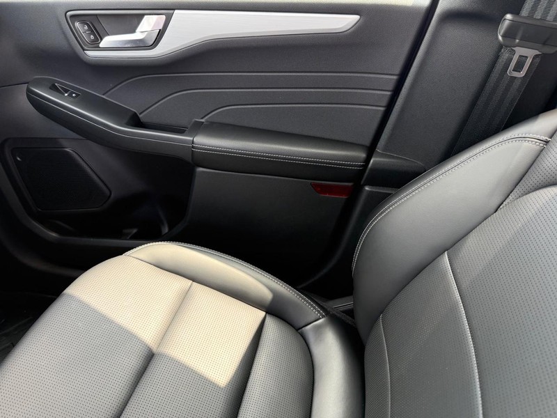 Ford Escape Vehicle Full-screen Gallery Image 27