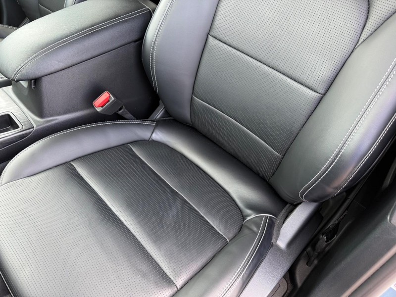Ford Escape Vehicle Full-screen Gallery Image 30